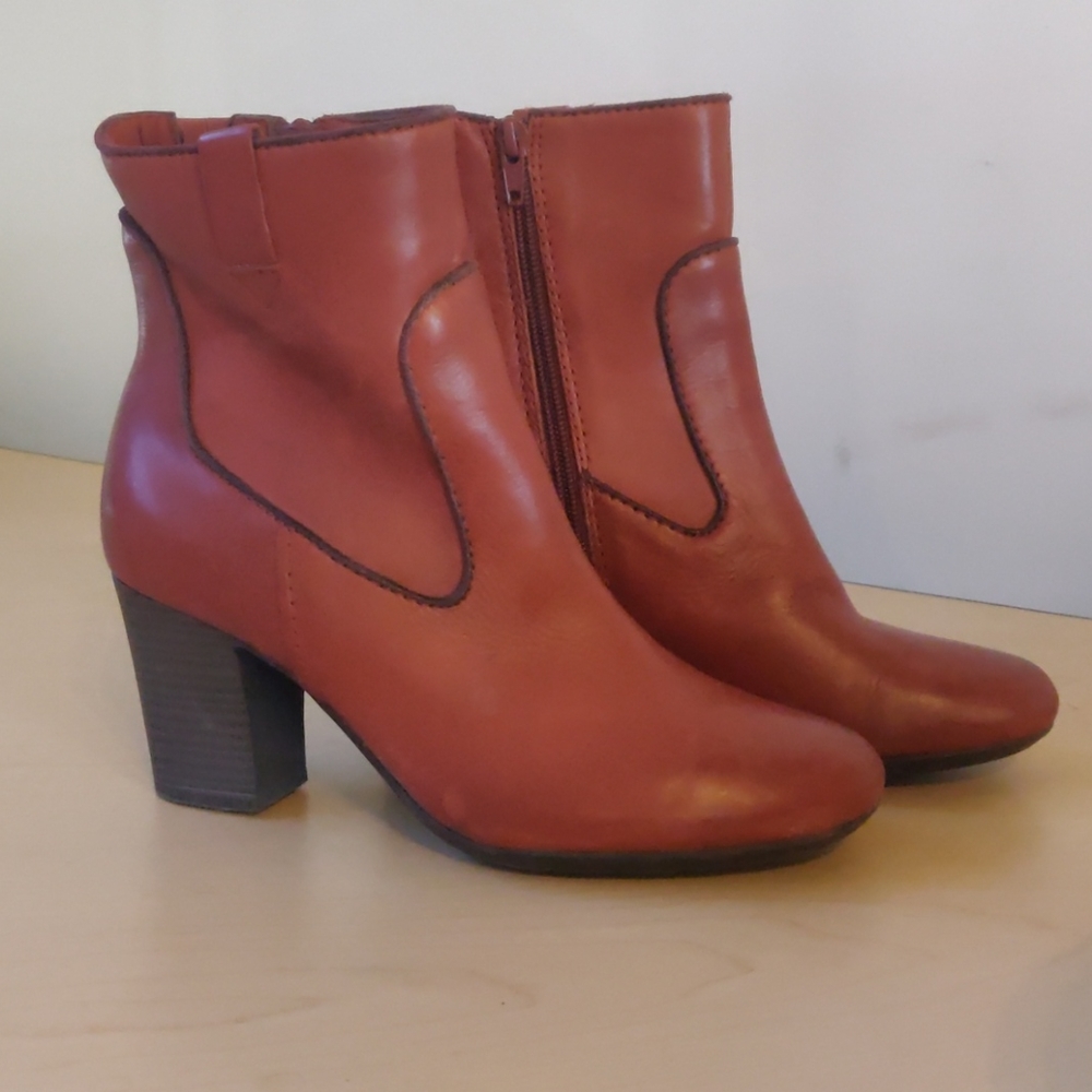 Clark's bendable rust colored leather ankle boots
